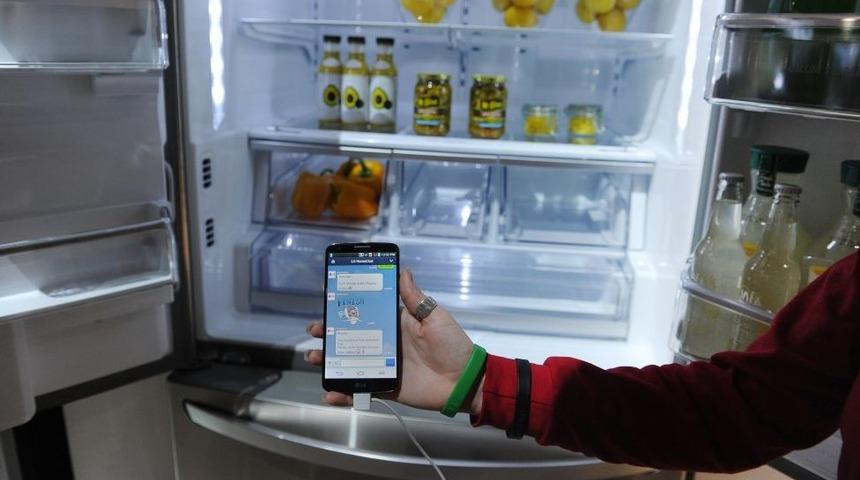 Annesi telefonuna el koydu, akıllı buzdolabından Twitter mesajı g&ouml;nderdi