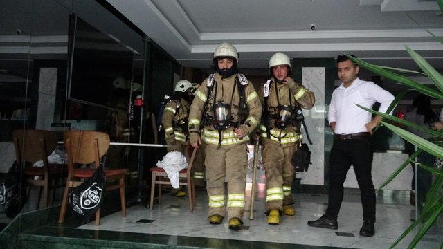 (Geniş haber) Fatih'te otelde yangın paniği 