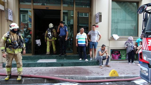 (Geniş haber) Fatih'te otelde yangın paniği 