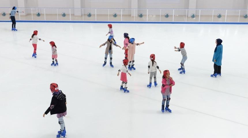 Karaca&ouml;renli &ccedil;ocukların buz keyfi