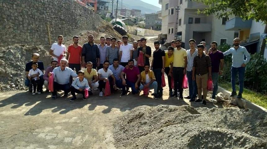 Ellerine poşet alan gen&ccedil;ler, ev ev dolaşarak şeker topladı