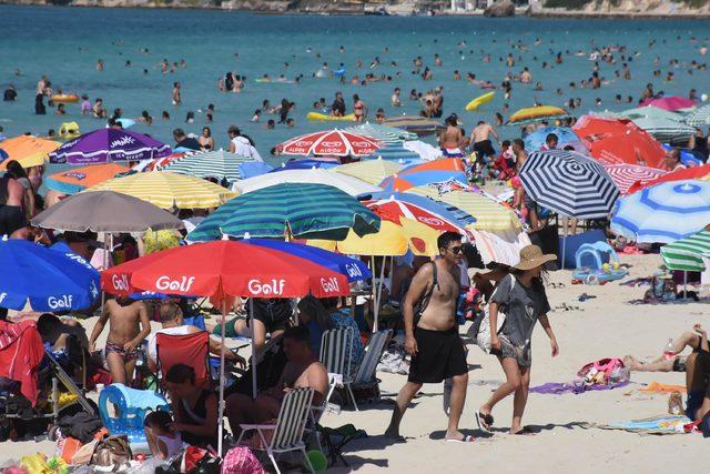 Tatilciler Ilıca Plajı'na akın etti