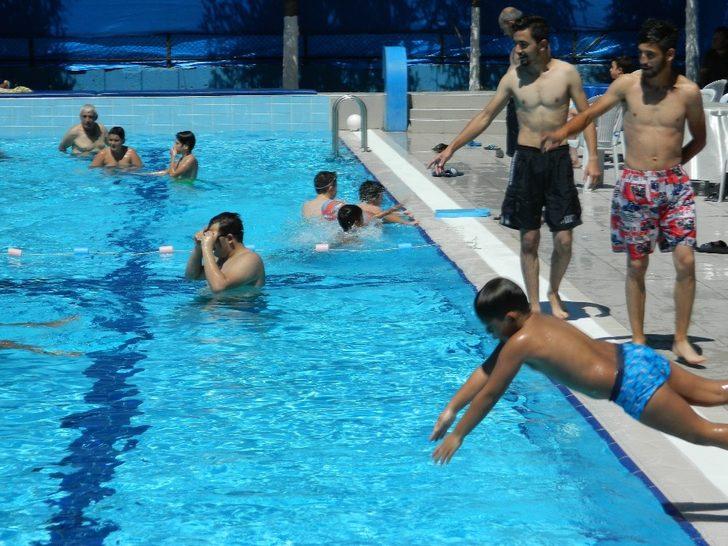 Sıcaktan bunalan havuzda serinledi G1