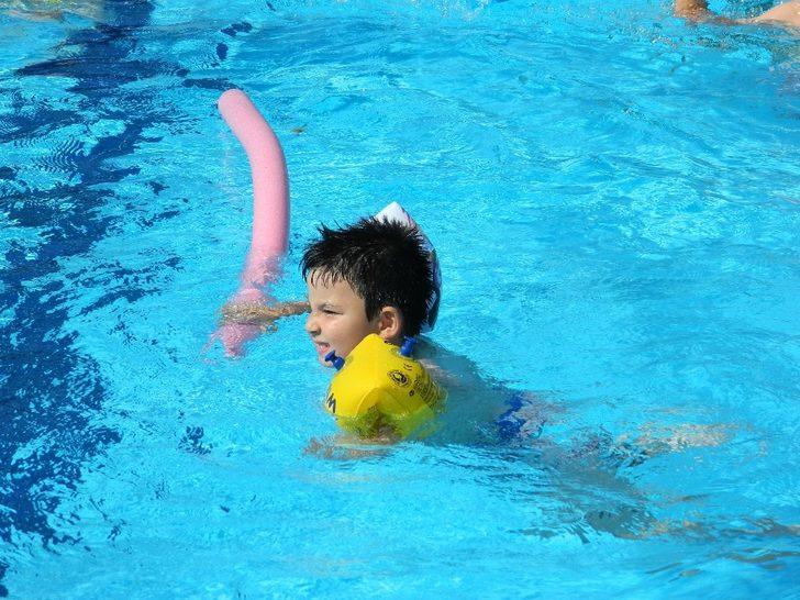 Sıcaktan bunalan havuzda serinledi G2