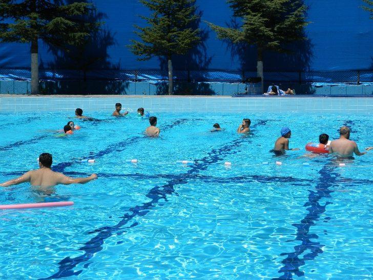 Sıcaktan bunalan havuzda serinledi G4