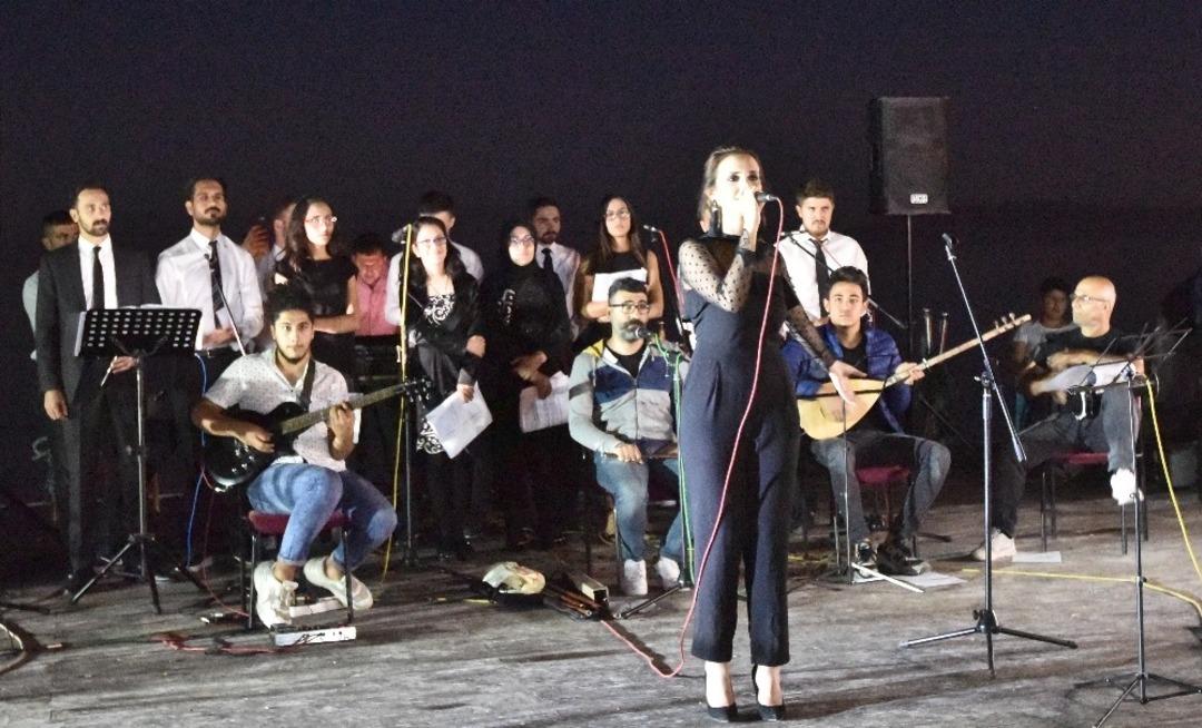 Van G&ouml;l&uuml; kıyısında &lsquo;Ahlat Şiirleri ve T&uuml;rk&uuml;leri&rsquo; gecesi