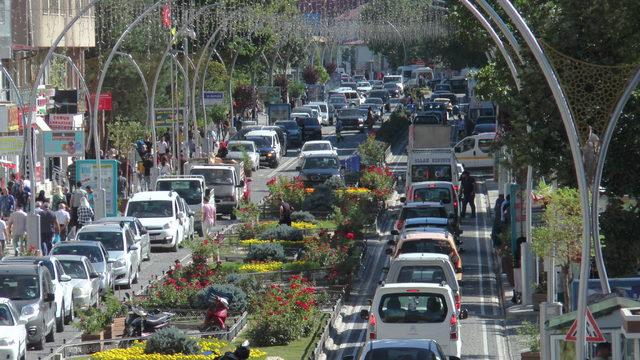 Bayburt'a tatilciler akın etti, kent doldu taştı