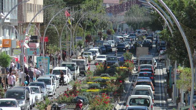 Bayburt'a tatilciler akın etti, kent doldu taştı