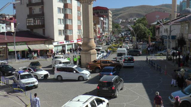 Bayburt'a tatilciler akın etti, kent doldu taştı