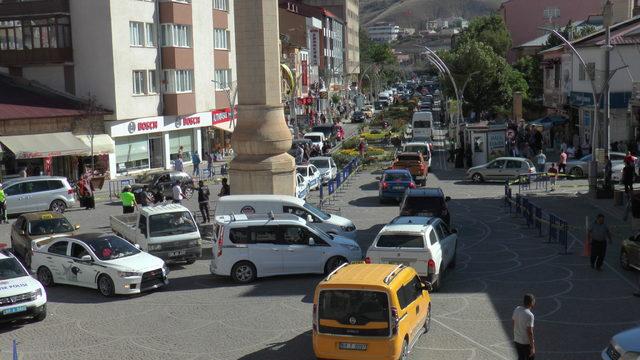 Bayburt'a tatilciler akın etti, kent doldu taştı