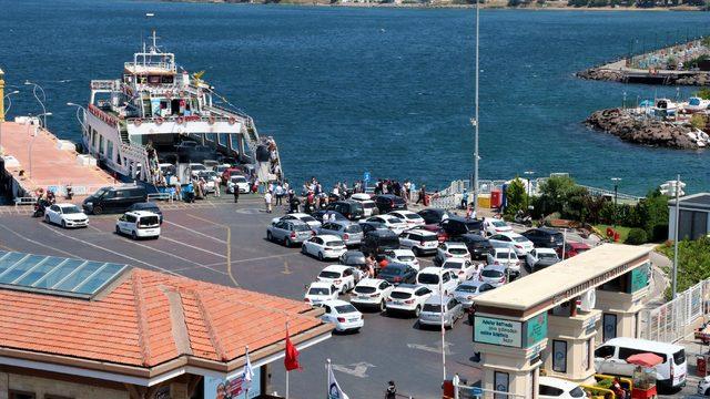 Çanakkale feribot iskelesinde tatilcilerin dönüş yoğunluğu