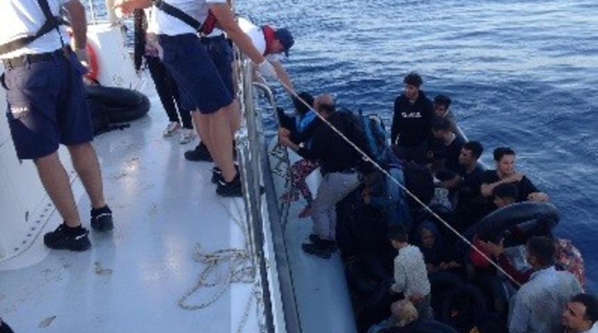 Kuşadası K&ouml;rfezi&rsquo;nde 22&rsquo;si &ccedil;ocuk 49 ka&ccedil;ak g&ouml;&ccedil;men yakalandı