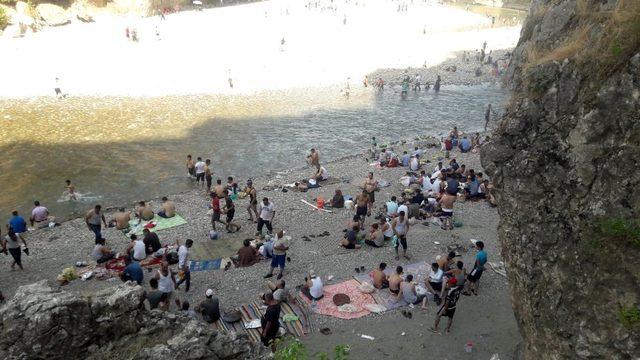 Sıcaktan bunalan vatandaşlar serin yerlere akın ediyor