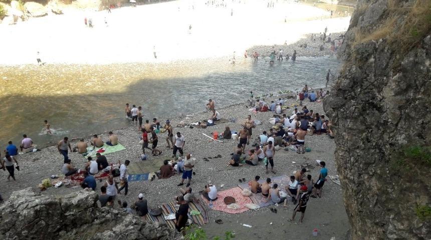 Sıcaktan bunalan vatandaşlar serin yerlere akın ediyor