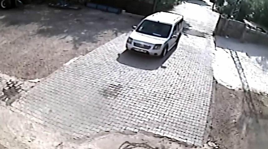 El Freni &ccedil;ekilmeyen ara&ccedil; b&ouml;yle duvara &ccedil;arptı