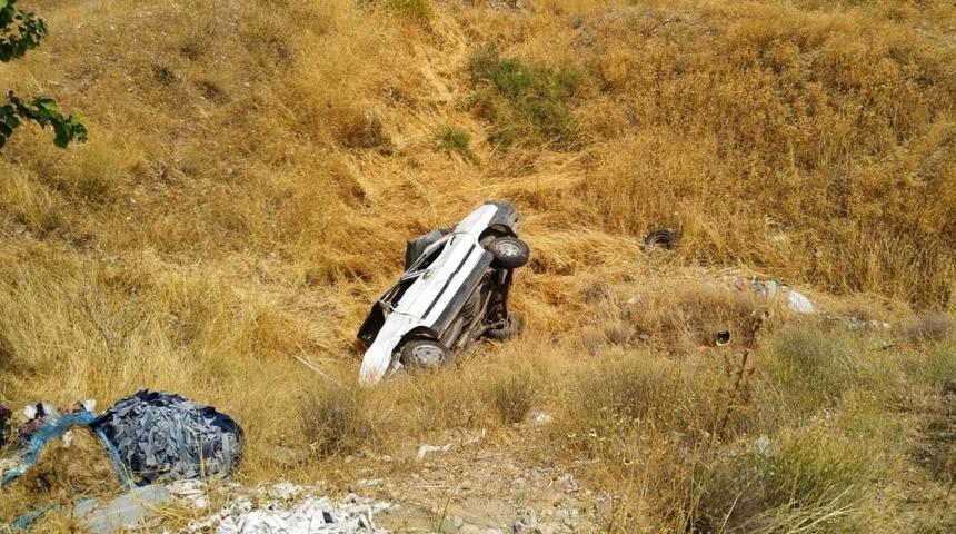 Otomobil şarampole yuvarlandı