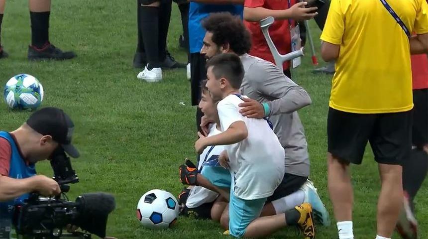 Liverpool ve Chelsea'den engelli &ccedil;ocuklara moral