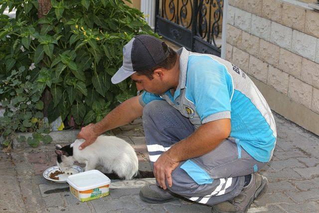 Buca’nın koca yürekli temizlik personeli sokaklara sevgi ekiyor