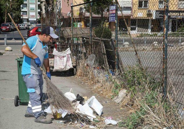 Buca’nın koca yürekli temizlik personeli sokaklara sevgi ekiyor