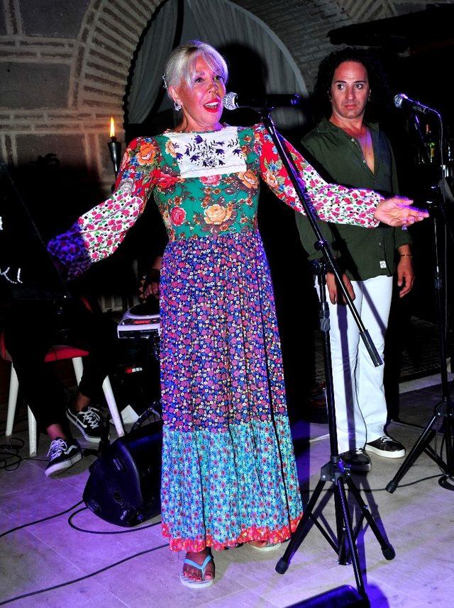 Semiha Yankı, Eurovision’a katıldığı elbise ile Çeşme’de sahne aldı