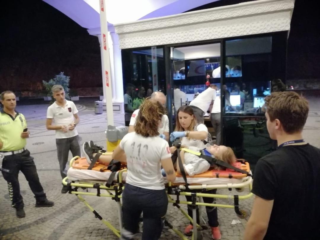 İngiliz kadın taklalar atan ara&ccedil;tan sağ &ccedil;ıktı