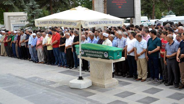 Üvey evlat olduğunu öğrenen Muhammed ve öldürdüğü yengesi toprağa verildi