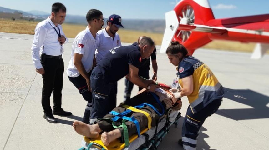 Kayalıktan yuvarlanan yaşlı adam, ambulans helikopterle kurtarıldı