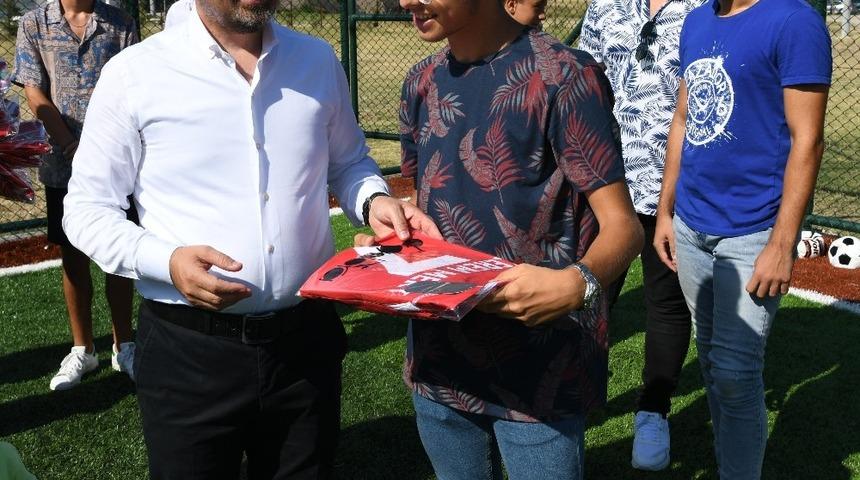 B&uuml;lent Turan, gen&ccedil; sporculara forma hediye etti