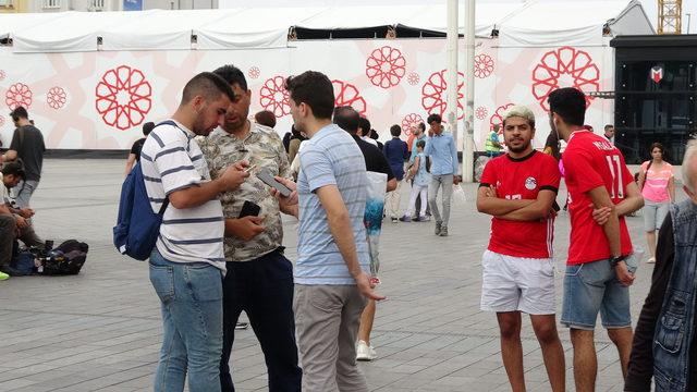 Taksim'de karaborsacı operasyonu