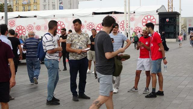 Taksim'de karaborsacı operasyonu