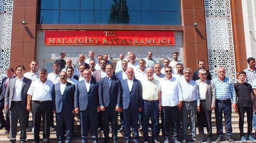 AK Parti Milletvekili Şimşek, Malazgirtli vatandaşlarla bayramlaştı