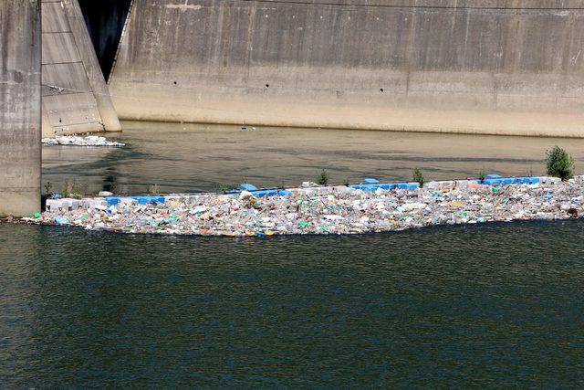 Çoruh Nehri'ne atılan kurban atıkları ve çöpler, kirlilik oluşturdu 