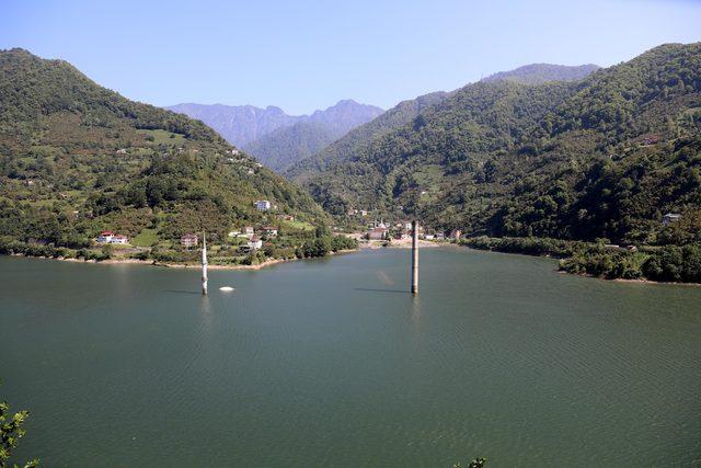 Çoruh Nehri'ne atılan kurban atıkları ve çöpler, kirlilik oluşturdu 