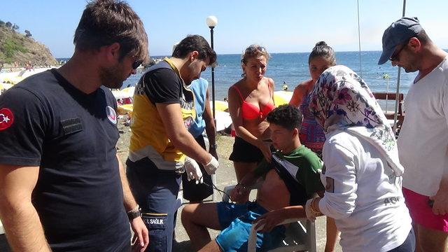 Üzerine plaj şemsiye devrilen çocuk, yaralandı