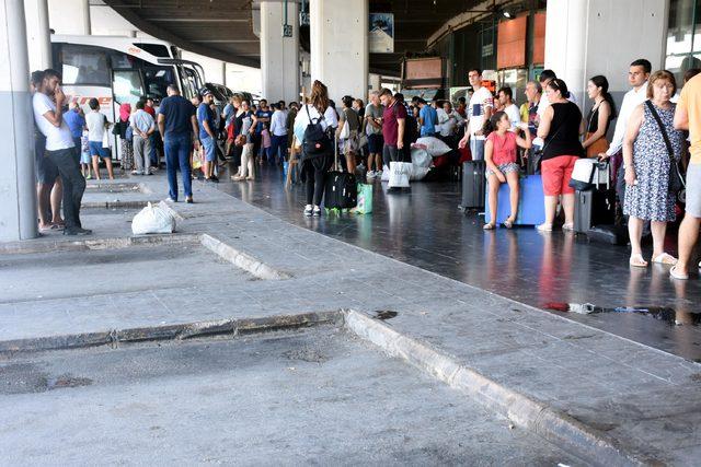 Tatilcilerin İzmir'den dönüş yolculuğu başladı