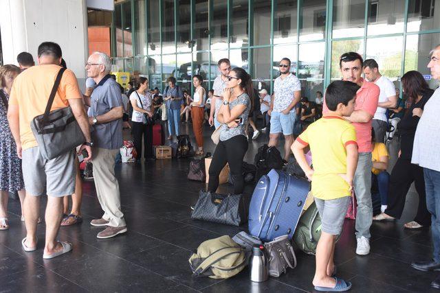 Tatilcilerin İzmir'den dönüş yolculuğu başladı