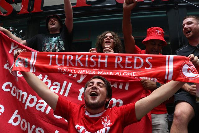 Liverpoollu taraftarlar dev maç öncesi Taksim'de eğlendi