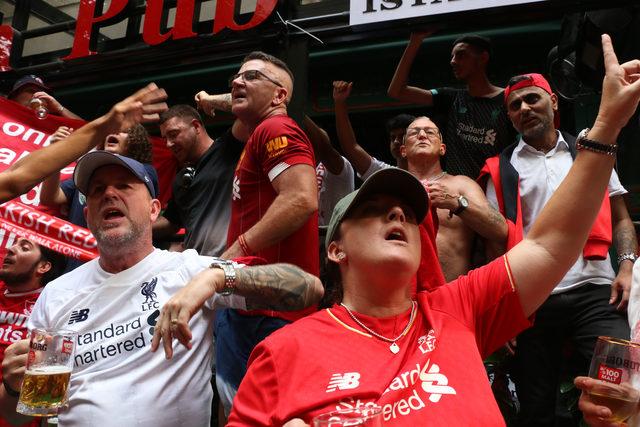 Liverpoollu taraftarlar dev maç öncesi Taksim'de eğlendi