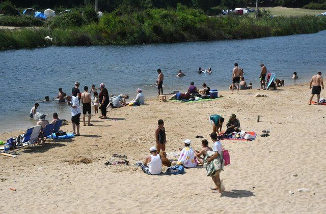 Kıyıköy'de denize giremeyenler Pabuç Deresi'nde serinledi