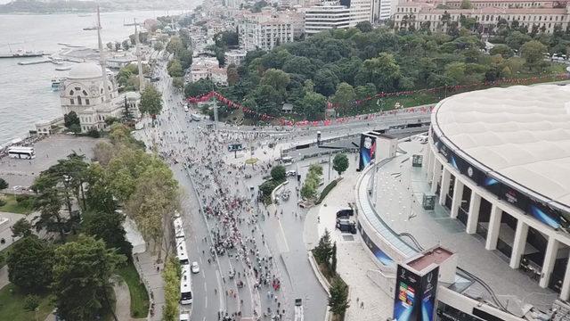 Taraftarlar stat çevresinde toplanıyor... Son durum havadan fotoğraflandı