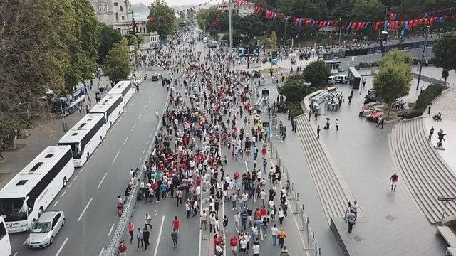 Taraftarlar stat çevresinde toplanıyor... Son durum havadan fotoğraflandı