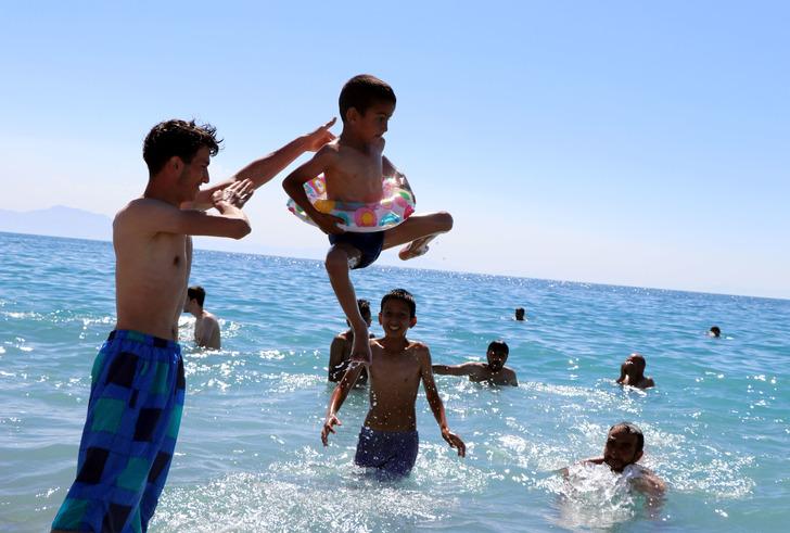 Van'ın mavi bayraklı Mollakasım Plajı'na turist ilgisi G1