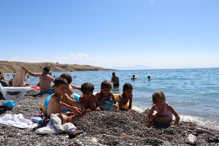 Van'ın mavi bayraklı Mollakasım Plajı'na turist ilgisi G2