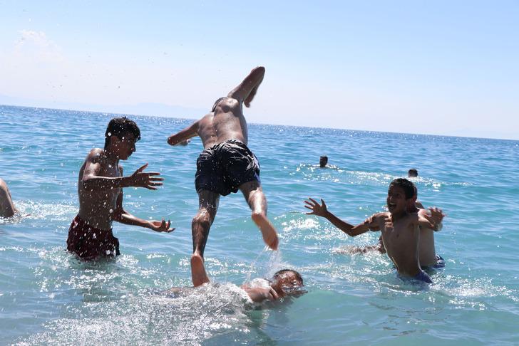 Van'ın mavi bayraklı Mollakasım Plajı'na turist ilgisi G3