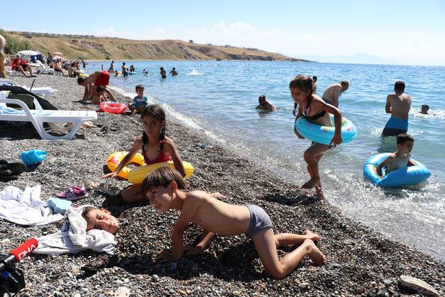 Van'ın mavi bayraklı Mollakasım Plajı'na turist ilgisi