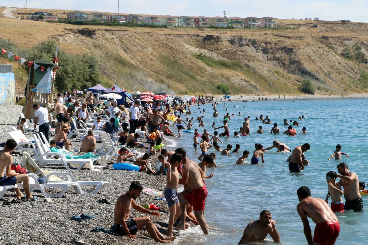 Van'ın mavi bayraklı Mollakasım Plajı'na turist ilgisi