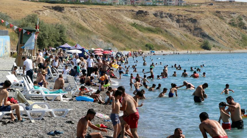 Van'ın mavi bayraklı Mollakasım Plajı'na turist ilgisi