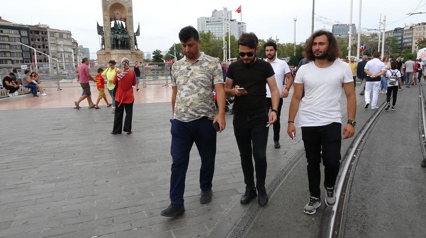 S&uuml;per Kupa &ouml;ncesi Taksimde karaborsacı operasyonu yapıldı