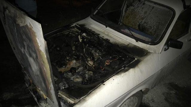 Park halindeki otomobil alev alev yandı