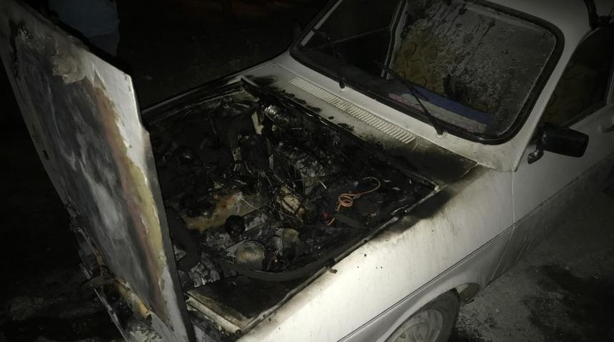 Park halindeki otomobil alev alev yandı